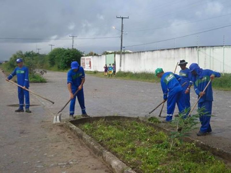 Setor de Limpeza da Prefeitura realiza Capinagem em diversas ruas