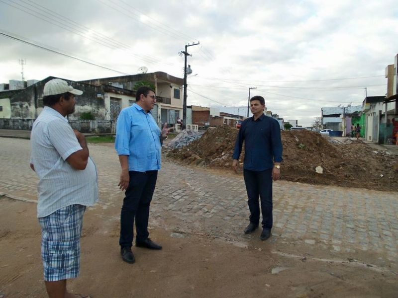 Prefeito Valmir Visita Obras no Bairro Porto e Av. Pedro Garcia Moreno