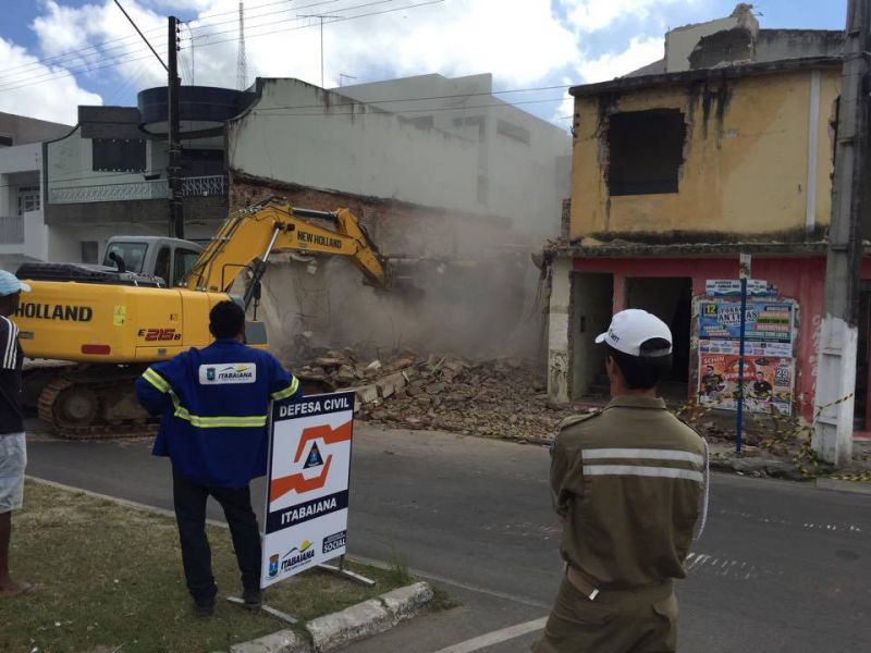 Prédio Interditado Pela Defesa Civil é Demolido