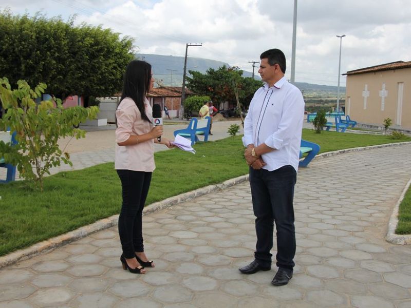 Prefeito Recepciona Equipe de TV no Povoado Agrovila