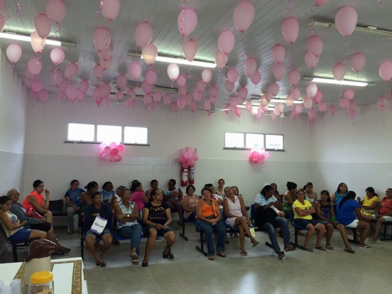 Mulheres do Bairro Porto Receberam Ações do Outubro Rosa