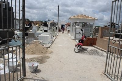Secretaria de Obras realiza Limpeza dos Cemitérios