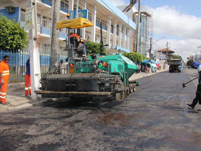 AVENIDA IVO DE CARVALHO RECEBE ASFALTO PRODUZIDO EM ITABAIANA