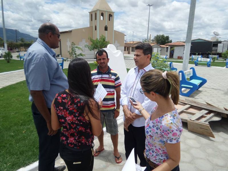 PREFEITO VALMIR DE FRANCISQUINHO VISITA A AGROVILA NOS PREPARATIVOS FINAIS PARA A INAUGURAÇÃO DE DOMINGO