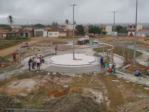 OBRAS DA PRAÇA DO POVOADO CARRILHO ESTÃO EM RITMO ACELERADO