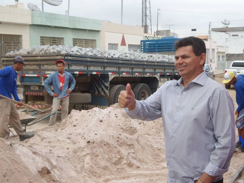 Gestão Inicia pavimentação de mais uma rua