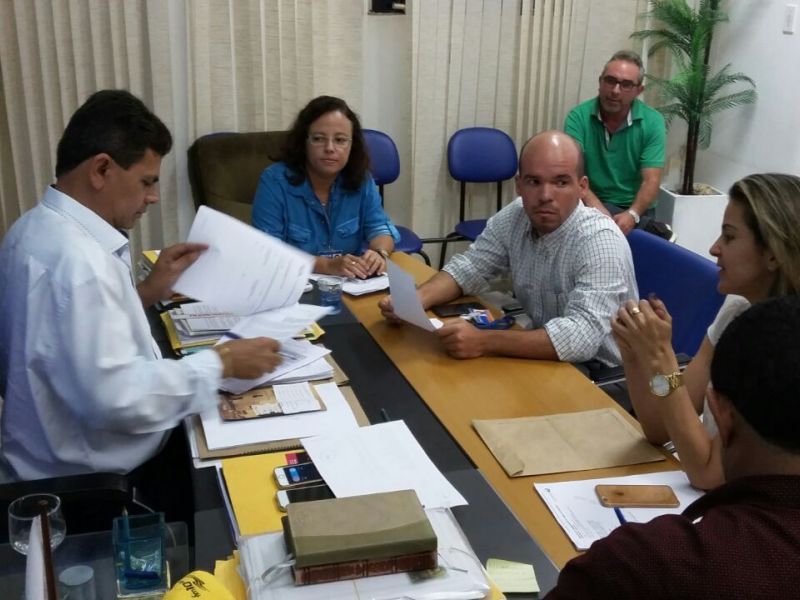 PREFEITO VALMIR ASSINA CONTRATO PARA FINANCIAMENTO DE SERVIÇOS