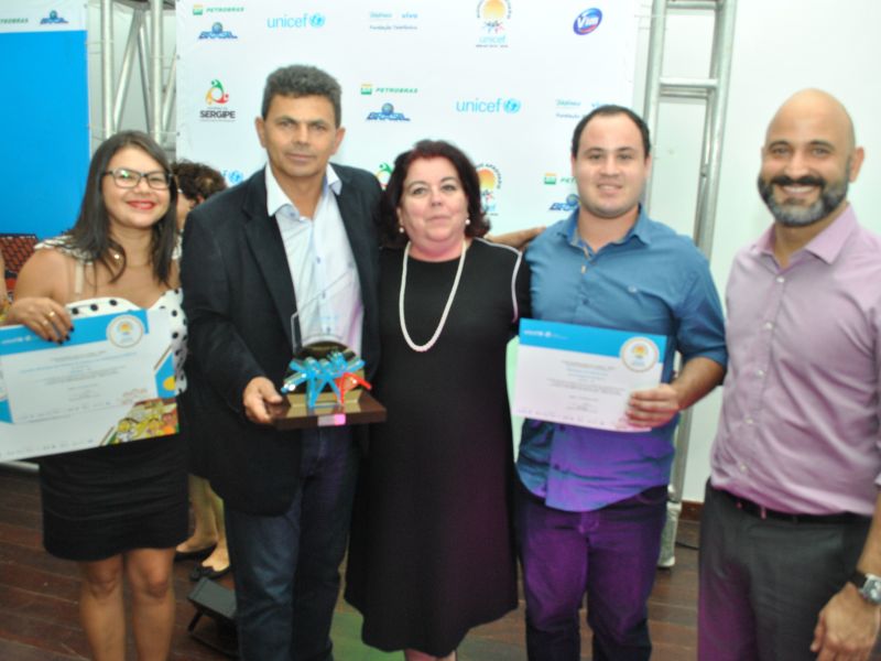 PREFEITO VALMIR DE FRANCISQUINHO RECEBE TROFÉU E CERTIFICADO DO SELO UNICEF MUNICÍPIO APROVADO