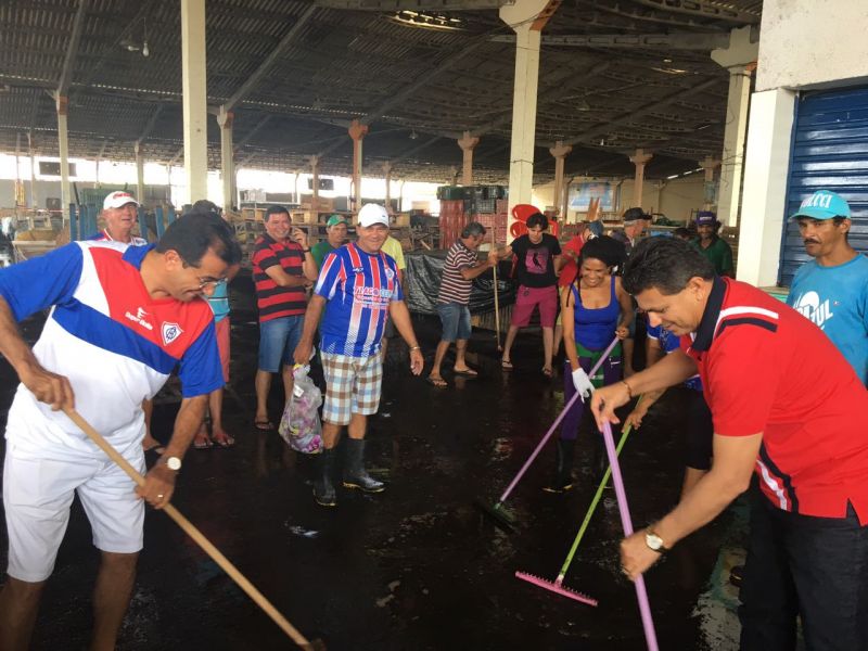 PREFEITO PARTICIPA MULTIRÃO PARA LIMPEZA DO MERCADÃO DE ITABAIANA