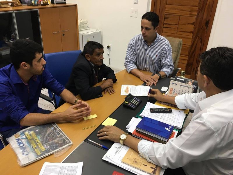 Prefeito Valmir de Francisquinho recebe o Vereador Escovinha em seu gabinete na manhã desta quinta-feira, 02.