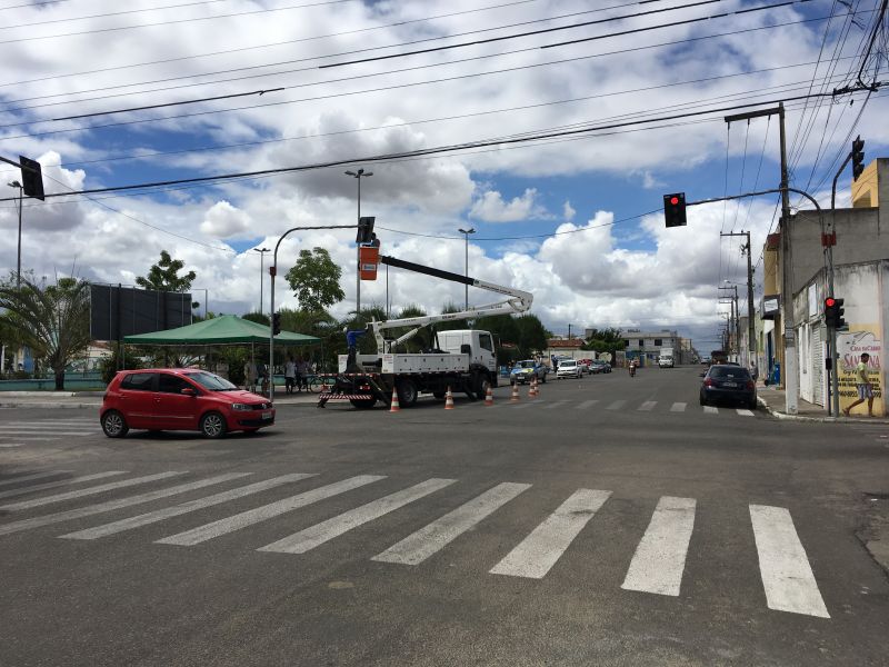 SEMÁFOROS NOVOS SÃO POSTOS EM FUNCIONAMENTO EM MAIS UM PONTO DE ITABAIANA.