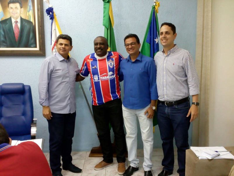 O PREFEITO DE ITABAIANA, VALMIR DE FRANCISQUINHO, RECEBEU A VISITA ILUSTRE DO EX-JOGADOR DA SELEÇÃO BRASILEIRA, JOSIMAR PEREIRA.