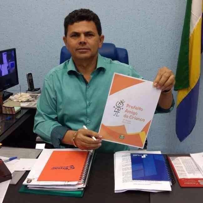 PREFEITO VALMIR DE FRANCISQUINHO ADERE AO PROGRAMA PREFEITO AMIGO DA CRIANÇA.