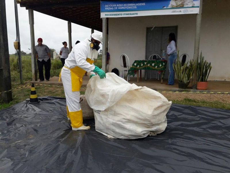 AGRICULTORES DE ITABAIANA ENTREGAM EMBALAGENS VAZIAS DE AGROTÓXICOS, EM AÇÃO REALIZADA PELA PREFEITURA DE ITABAIANA E ARDASE