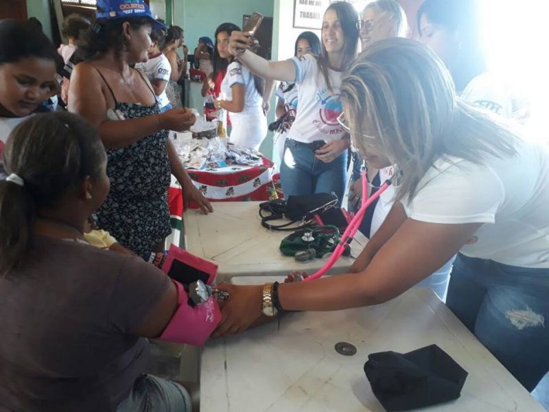 O CENTRO DE TESTAGEM E ACONSELHAMENTO EM PARCERIA COM O SEST/SENAT E ESTUDANTES DE ENFERMAGEM REALIZARAM AÇÃO EM ALUSÃO AO DIA MUNDIAL DE LUTA CONTRA A AIDS NO BAIRRO RIACHO DOCE