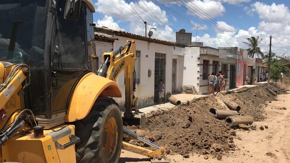 OBRAS DE SANEAMENTO BÁSICO COM REDES DE ESGOTO NA RUA JOSEFA CORDÉLIA DE GÓIS NO BAIRRO CAMPO GRANDE É INICIADA