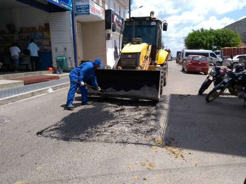 Serviços de recuperação de malha asfáltica continuam no centro da cidade