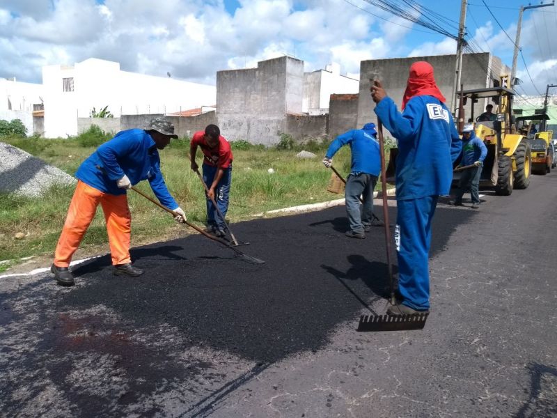 PREFEITURA FAZ RECAPEAMENTO ASFÁLTICO NO BAIRRO ANÍSIO AMÂNCIO DE OLIVEIRA