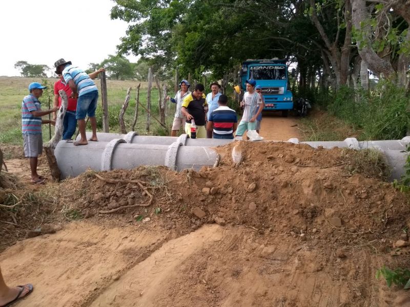 PREFEITURA REALIZA CONSTRUÇÃO DE PASSAGEM MOLHADA NA ZONA RURAL