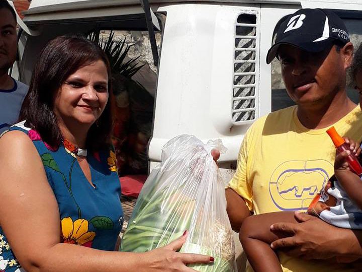 SECRETÁRIA DE DESENVOLVIMENTO SOCIAL DISTRIBUI CENTENAS DE CESTAS DE ALIMENTO PARA AS FAMÍLIAS CARENTES DO MUNICÍPIO DE ITABAIANA