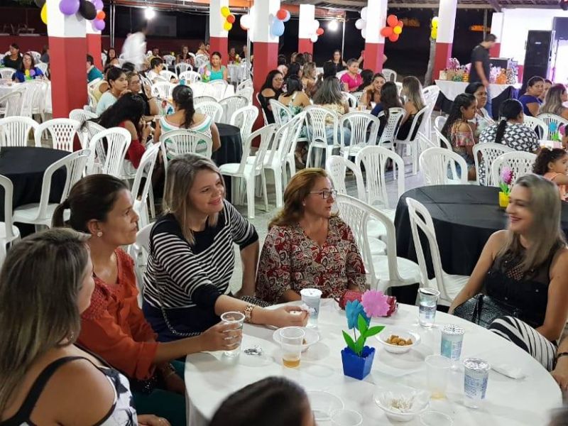 NOITE REQUINTADA MARCA AS COMEMORAÇÕES DO DIA DAS MÃES DA ESCOLA PROFª CLARA MEIRELES LIMA