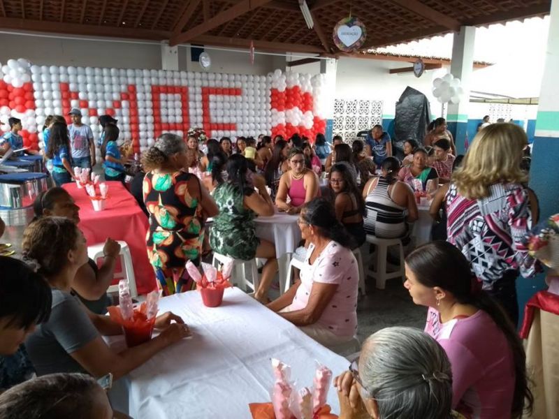 MÃES DOS ALUNOS DA ESCOLA MUNICIPAL HERMELINA DA COSTA GANHAM ALMOÇO E HOMENAGENS