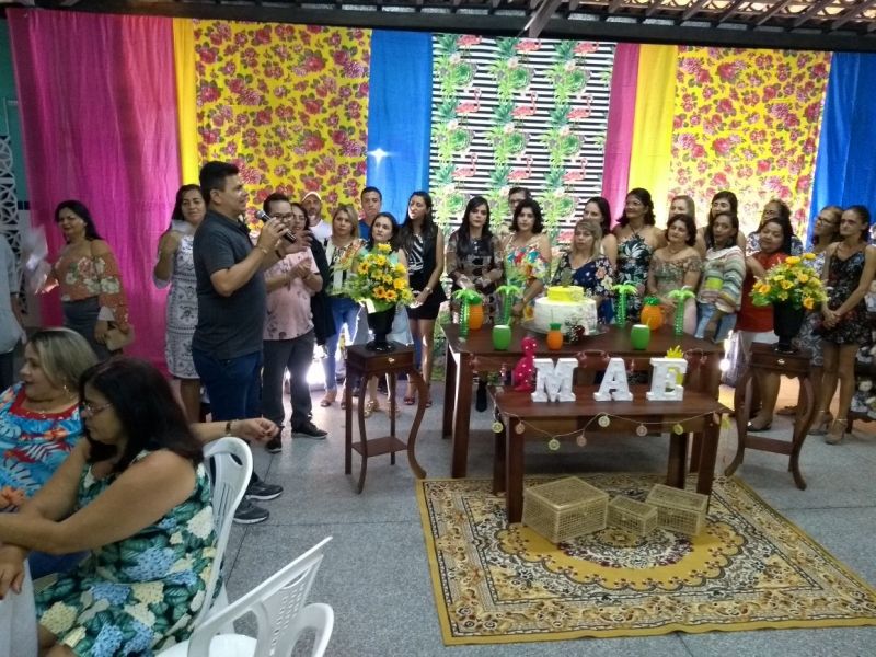 ESCOLA MUNICIPAL NEILDE PIMENTEL COMEMORA DIA DAS MÃES COM FESTA TROPICAL