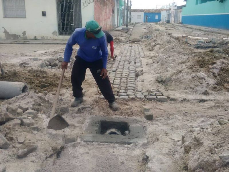 RUAS DO BAIRRO MIGUEL TELES DE MENDONÇA GANHAM REDE DE ESGOTO