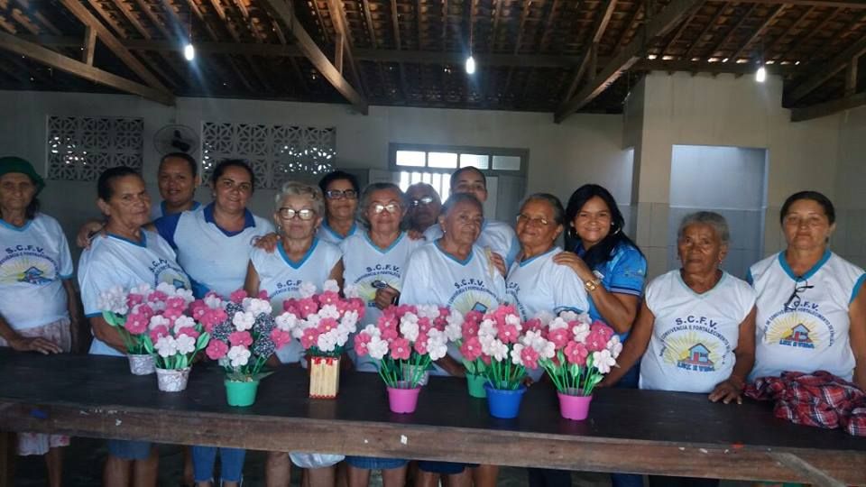 SENHORAS DO GRUPO LUZ E VIDA, DO POVOADO BOM JARDIM, DEMONSTRAM HABILIDADE NA CONFECÇÃO DE JARROS DE FLORES