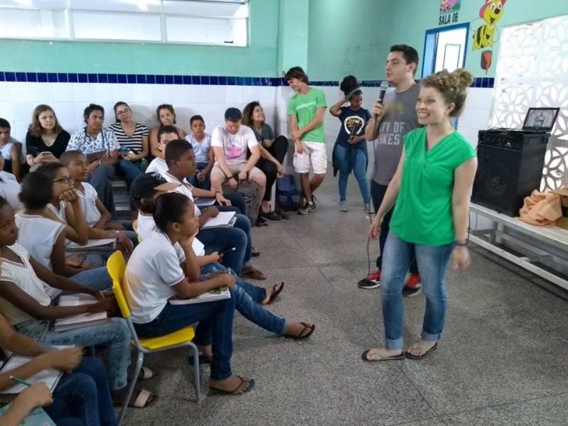 UNIVERSITÁRIOS DOS ESTADOS UNIDOS REALIZAM FEIRA DE PROFISSÕES NA ESCOLA DO CARRILHO