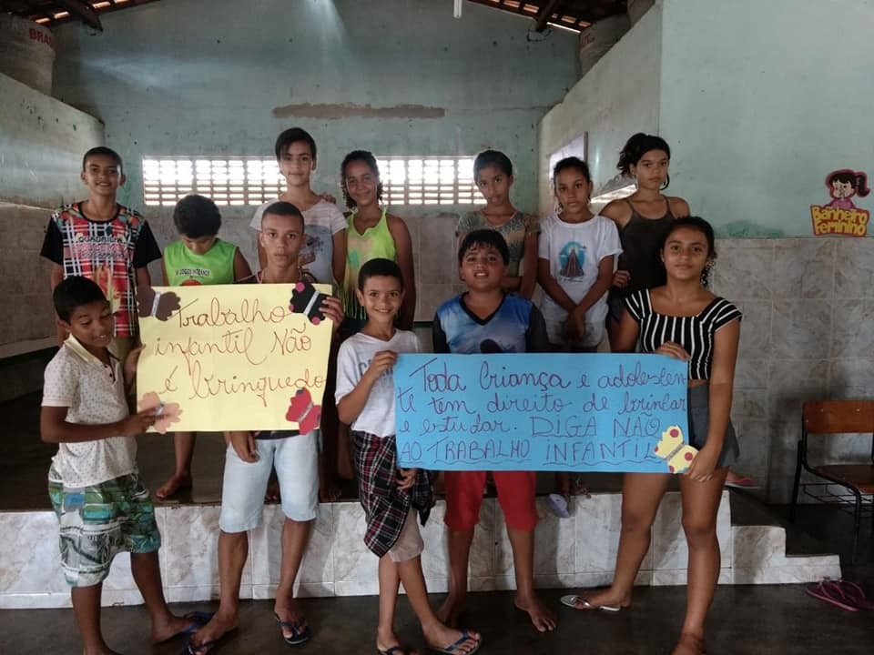 CRIANÇAS DO POVOADO CARRILHO FAZEM APRESENTAÇÃO SOBRE O COMBATE AO TRABALHO INFANTIL