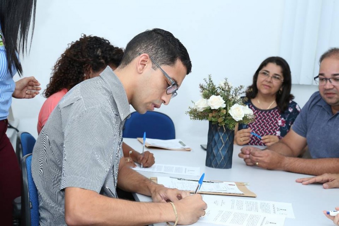 NOVOS SERVIDORES SÃO EMPOSSADOS NA SECRETARIA DE SAÚDE