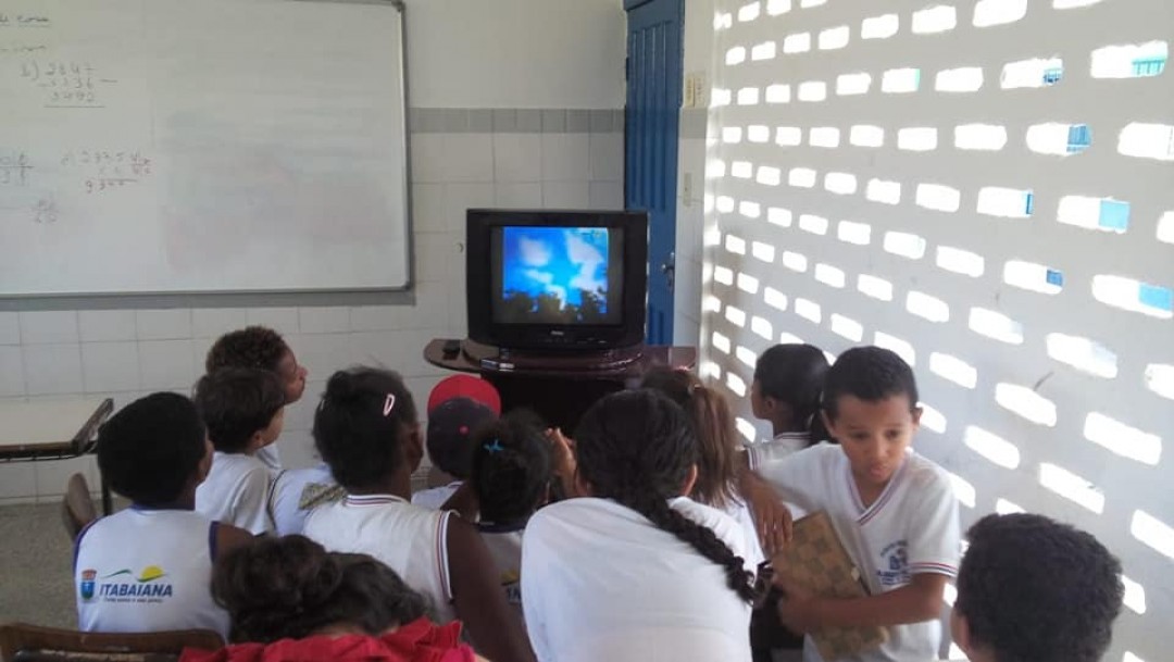 GRUPO SANTA TEREZINHA VINCULADO AO CRAS II PROMOVE SESSÃO DE CINEMA PARA AS CRIANÇAS DO POVOADO SERRA