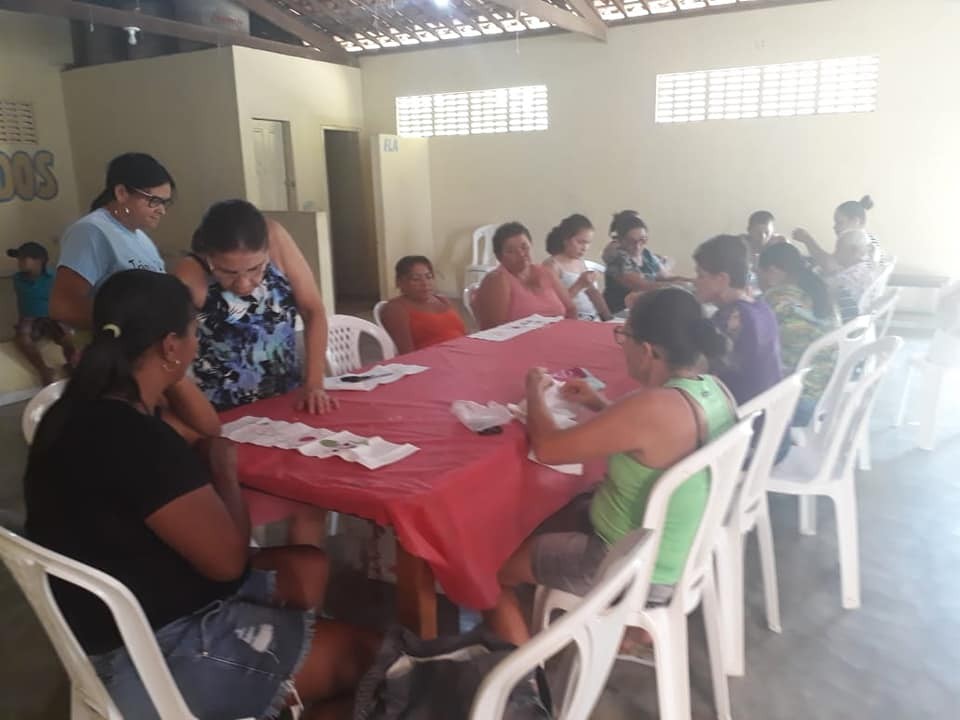 GRUPO LUZ E VIDA PROMOVE AULA DE ARTESANATO PARA SEUS PARTICIPANTES