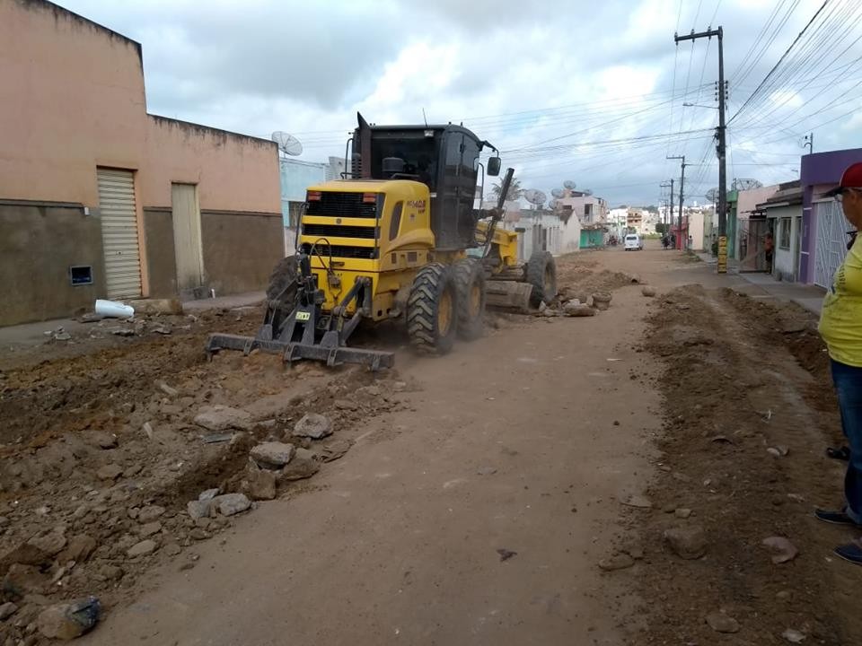 RUA FRANCISCO OLIVEIRA ESTÁ SENDO TERRAPLANADA