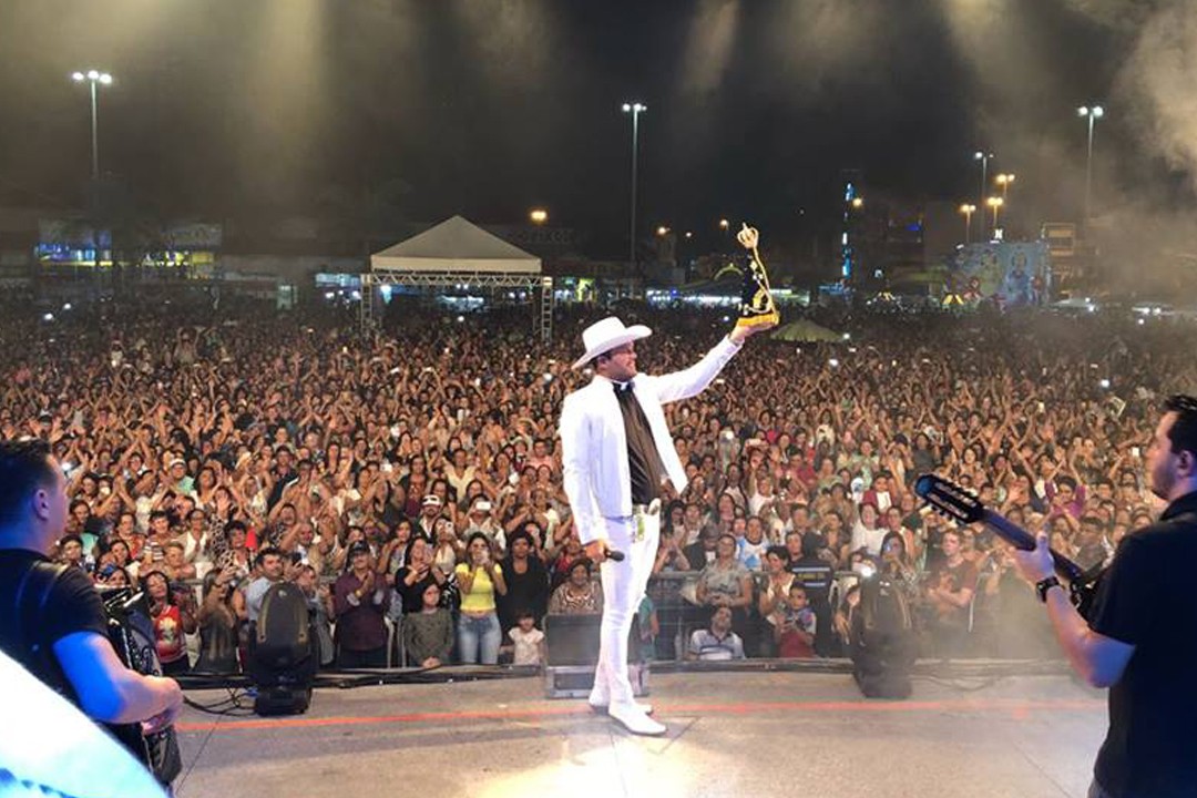 PADRE ALESSANDRO CAMPOS LEVA MULTIDÃO PARA PRAÇA DE EVENTOS NOS 130 ANOS DE ITABAIANA