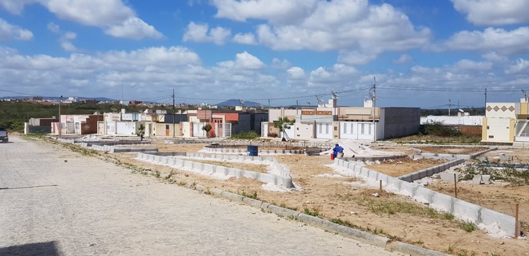 MAIS UMA PRAÇA, COM RECURSOS PRÓPRIOS, COMEÇA A SER CONSTRUÍDA EM ITABAIANA