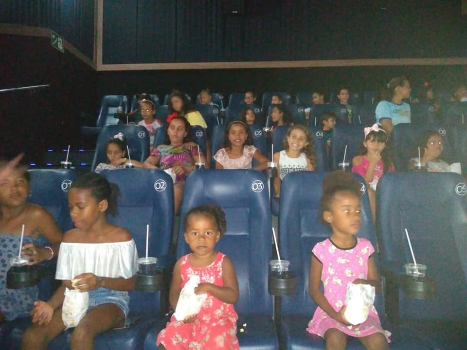 EM COMEMORAÇÃO AO MÊS DAS CRIANÇAS PREFEITURA DE ITABAIANA LEVA MAIS DE 700 CRIANÇAS AO CINEMA