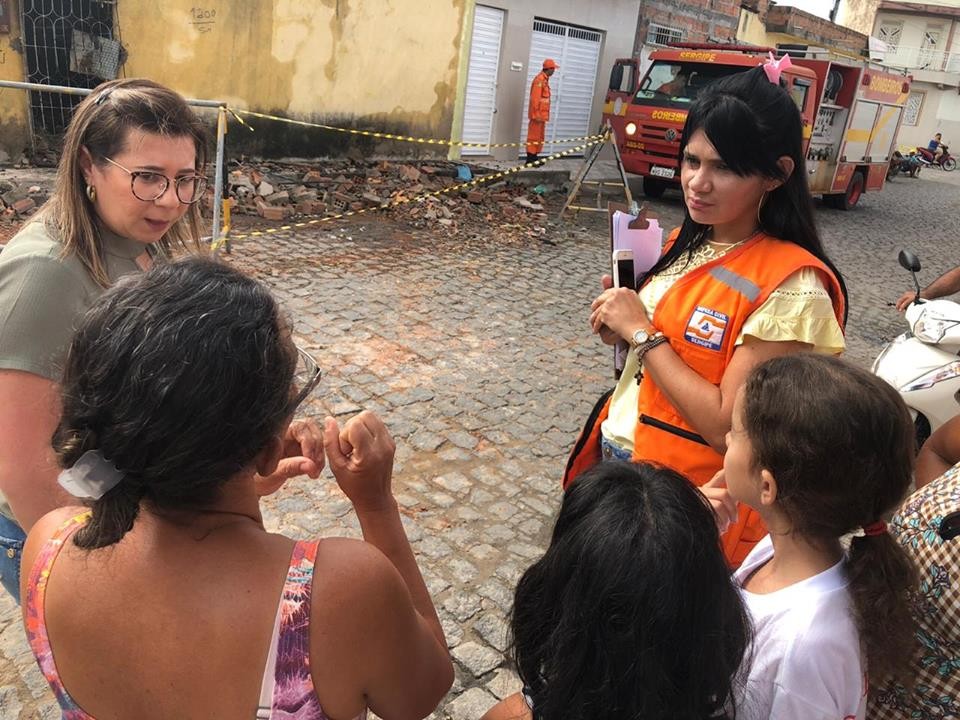 SECRETÁRIA ANDRÉA REIS MENDONÇA VISITA CASA INCENDIADA