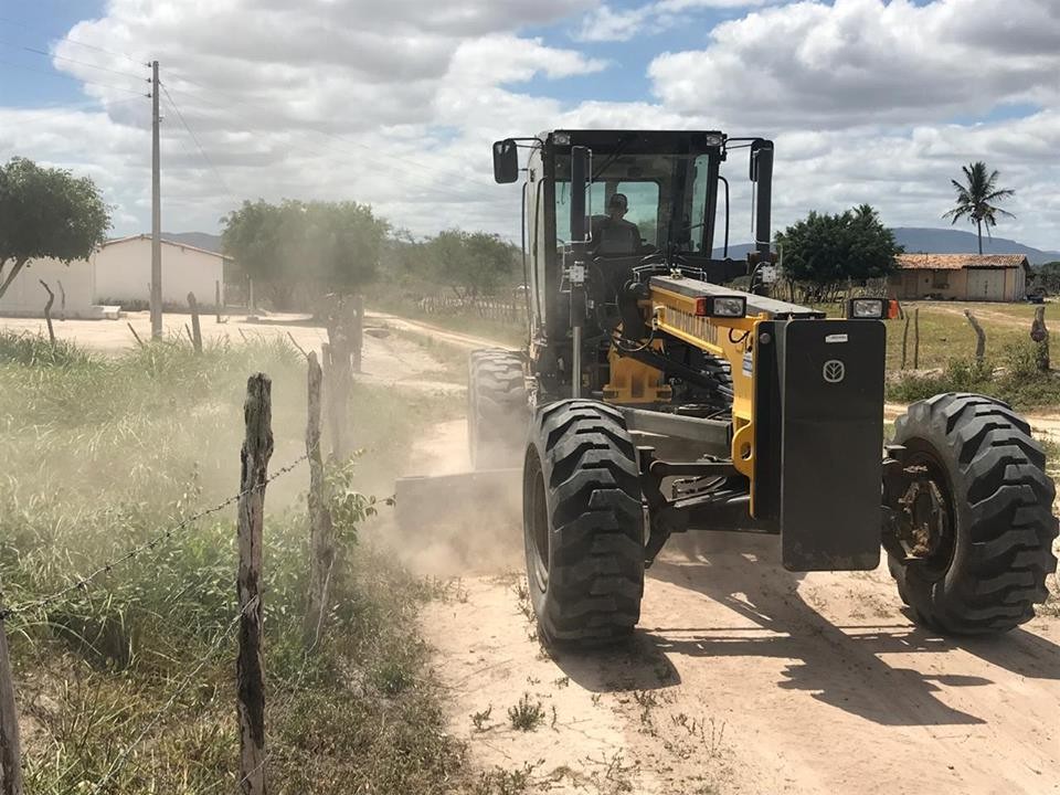 SECRETARIA DE OBRAS DISPONIBILIZA MÁQUINAS PARA SERVIÇOS EM DIVERSAS LOCALIDADES