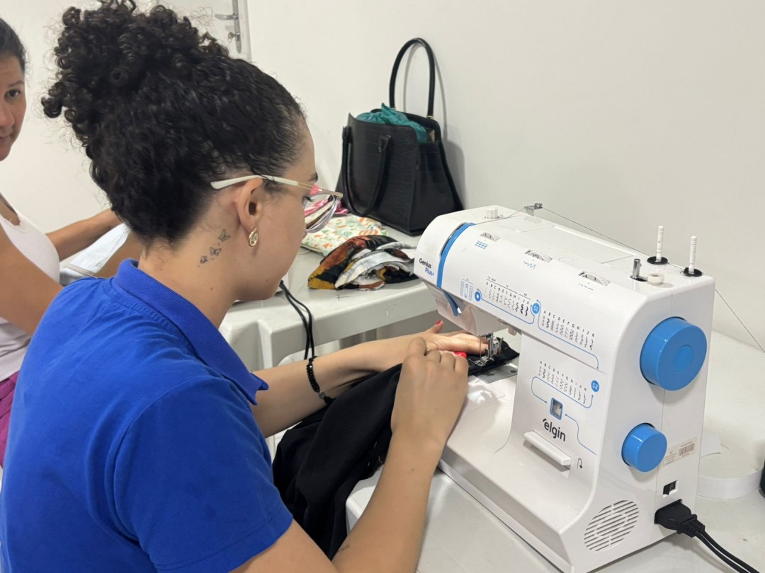 Secretaria de Desenvolvimento Social oferta curso de corte e costura com o objetivo de formar profissionais para o mercado de trabalho