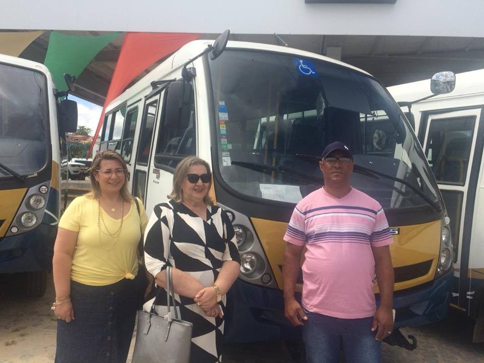 PREFEITA CARMINHA MENDONÇA RECEBE MICRO-ÔNIBUS PARA SECRETARIA MUNICIPAL DE DESENVOLVIMENTO SOCIAL