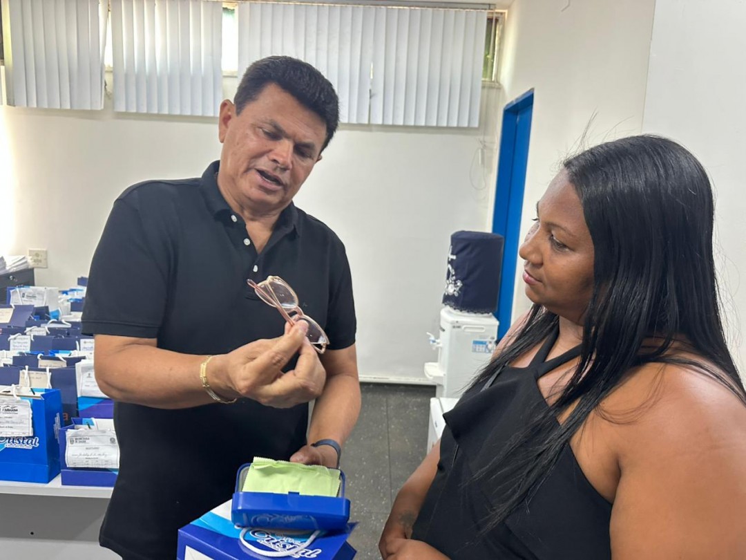 Prefeitura de Itabaiana realiza entrega de óculos de grau e próteses dentárias à população
