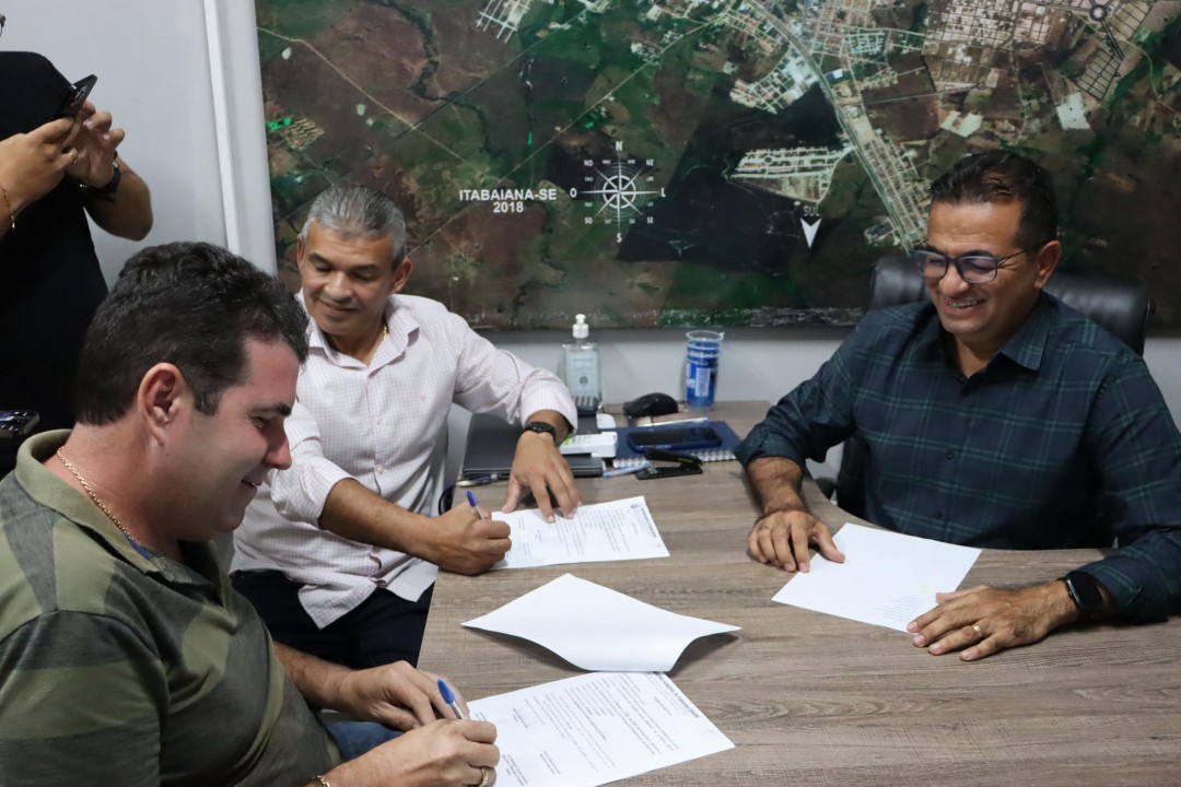 Prefeito Adailton anuncia construção da Escola Clara Meireles e pavimentação de ruas no Mutirão