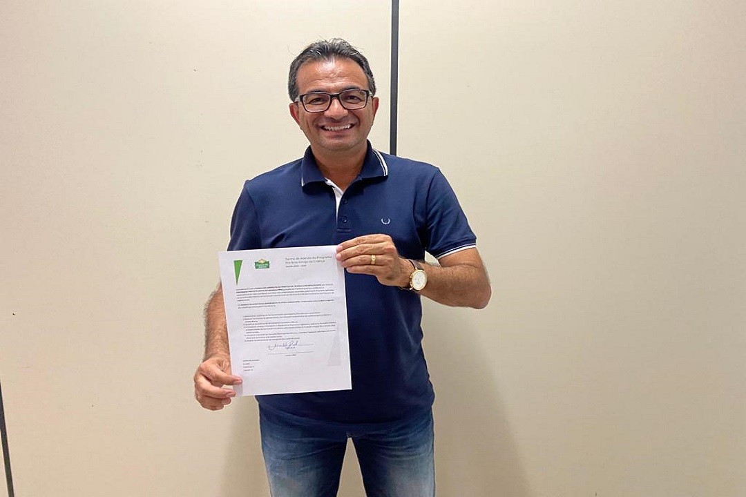 Prefeito Adailton Sousa assina termo de adesão ao programa Prefeito Amigo da Criança