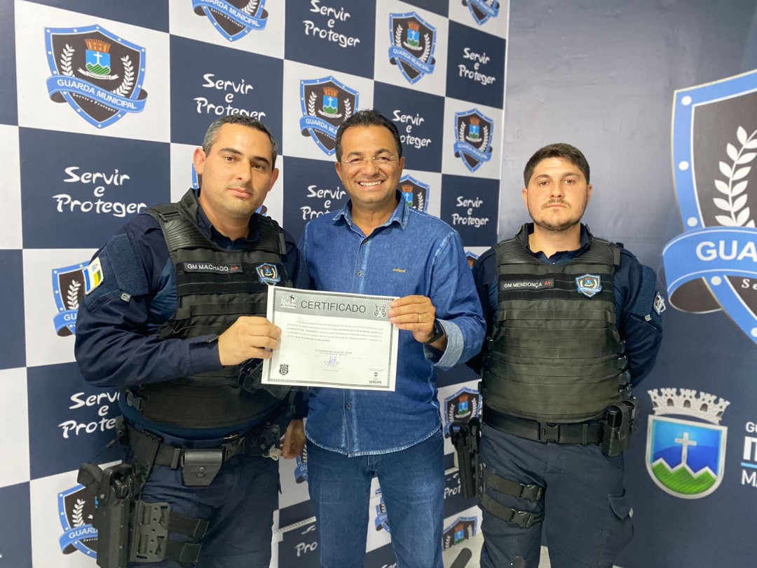 Prefeito Adailton realiza entrega de certificados a agentes da Guarda Municipal