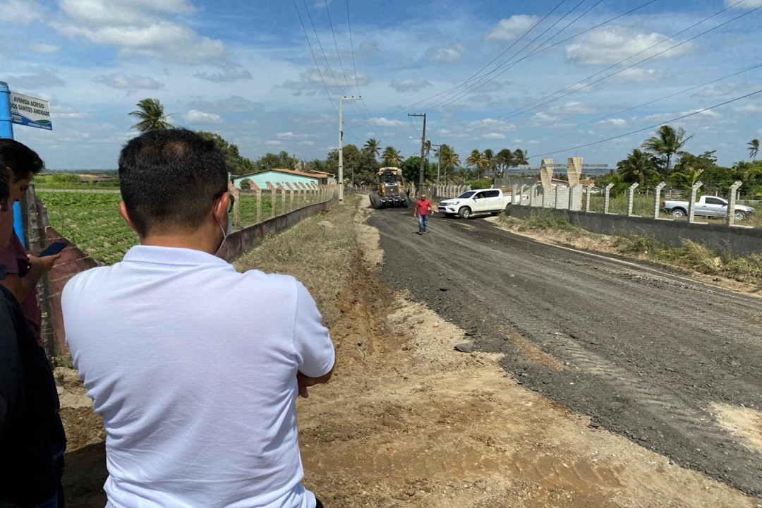 Estrada do povoado Cajaíba recebe paliativo de asfalto frio