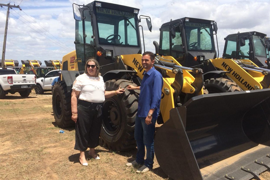 PREFEITA CARMINHA MENDONÇA RECEBE EQUIPAMENTOS DA CODEVASF