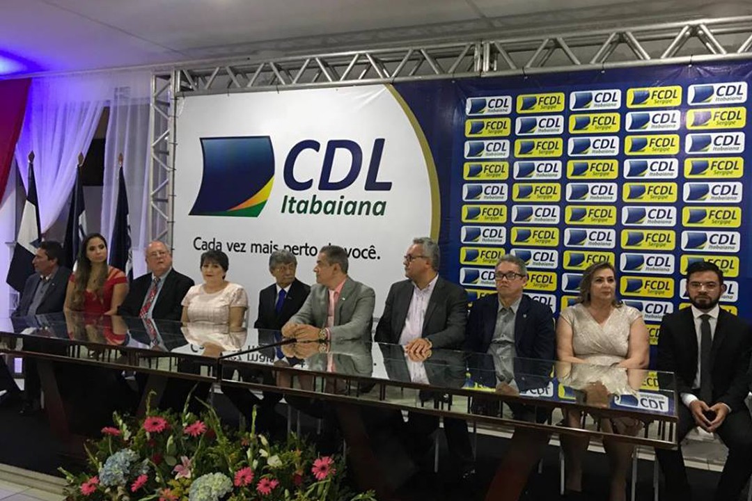 PREFEITA CARMINHA PARTICIPA DE SOLENIDADE NA CDL DE ITABAIANA