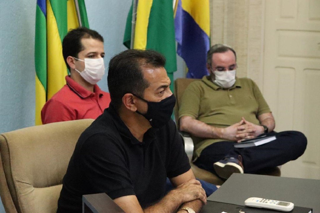 Preocupado com os efeitos da pandemia na economia, Adailton Sousa se reúne com comerciantes